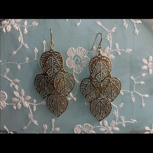⭐️Beautiful Gold Leaf Dangle Earrings